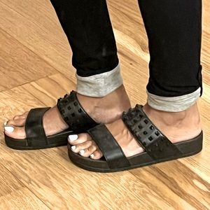 Juicy Couture Wruffit studded slides size 6 NWOT